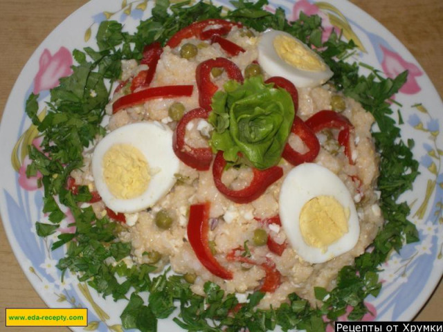 Salad with green peas and egg