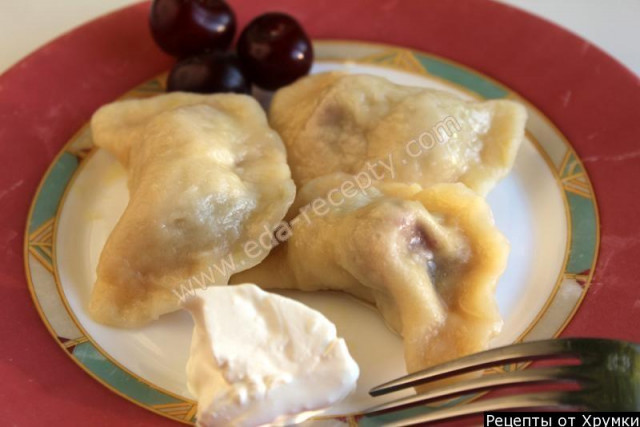 Steamed dumplings with cherries and semolina