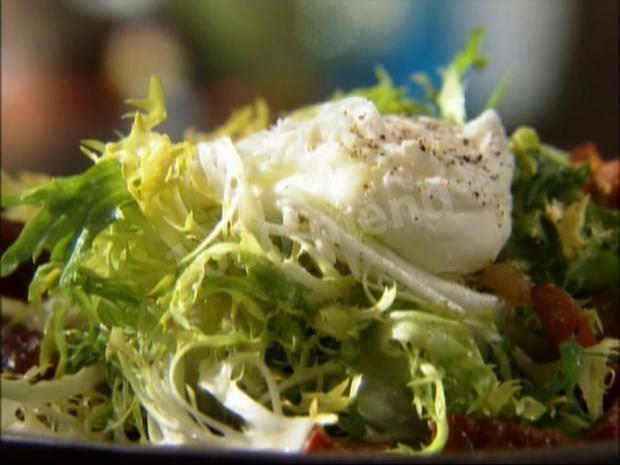 Frieze salad with poached egg and bacon