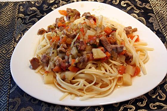 Thick noodles with meat and vegetable gravy
