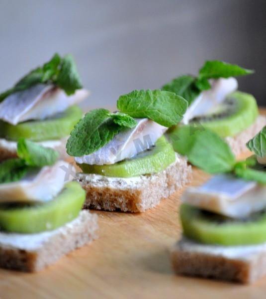 Canapes with kiwi and herring
