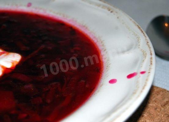 Beetroot soup with oat flakes