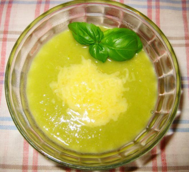 Green bean puree soup with cheese