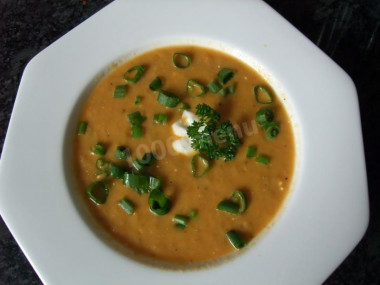 Mashed soup with leeks, sweet peppers and melted cheese