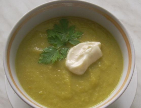 Zucchini cream soup without potatoes with sour cream