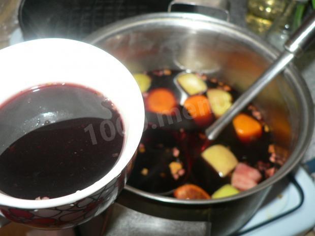 Mulled wine with Maggi seasoning and fruits