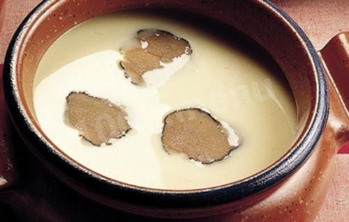 Potato-onion soup with truffles