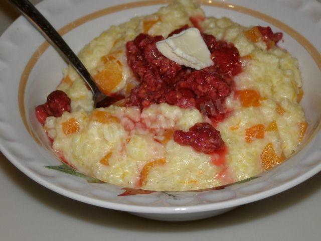 Milk millet porridge with pumpkin and raspberries