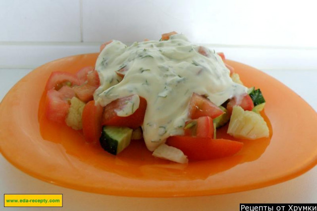 Salad with chicken meat and cauliflower