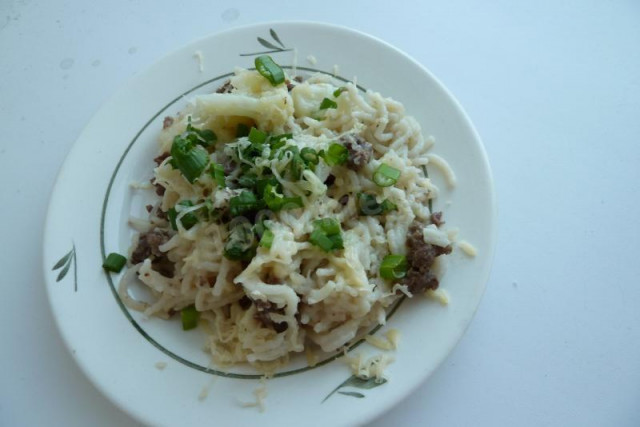 Pasta with cauliflower, hard cheese and minced meat