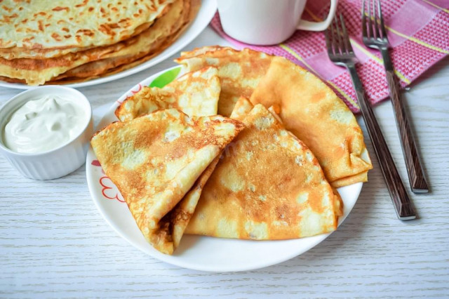 Pancakes on kefir with boiling water thin