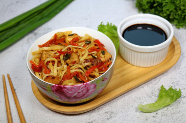 Wok noodles with chicken and vegetables