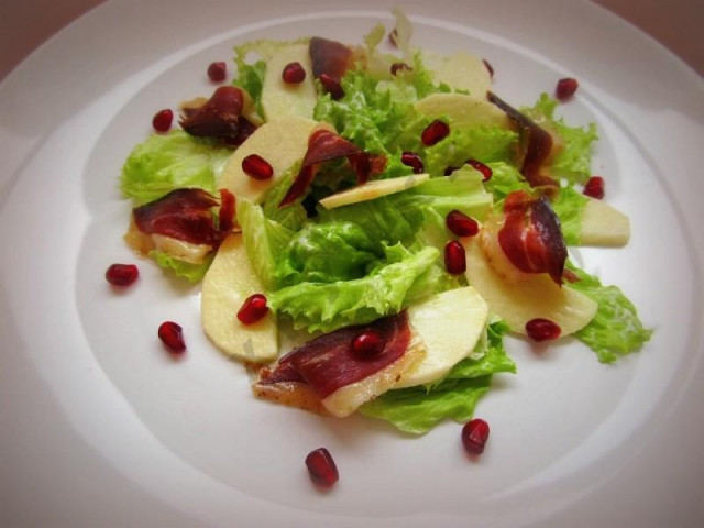 Salad with apple and dried duck breast