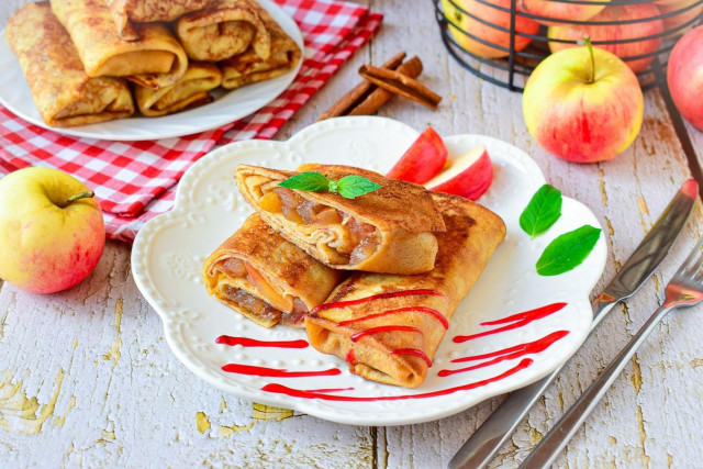 Pancakes stuffed with apples and cinnamon