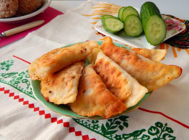 Deep-fried pies with meat