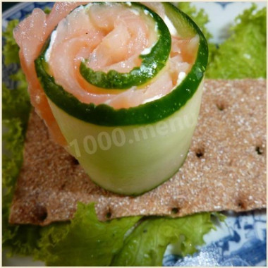 Cucumber and salmon rolls with mayonnaise and dill