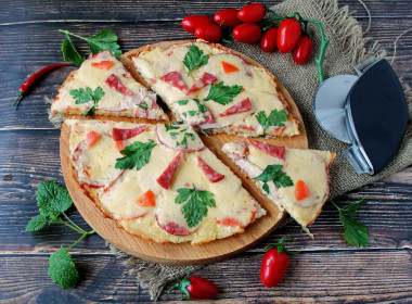 Zucchini pizza in a frying pan