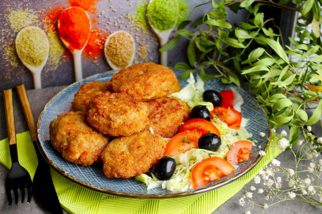 Minced meat cutlets with loaf and milk