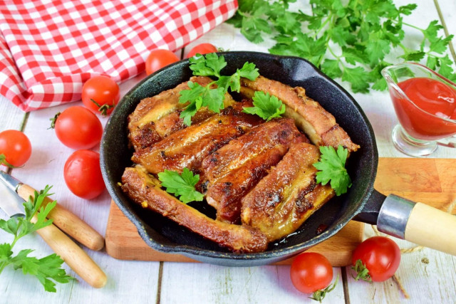 Pan-fried pork ribs with onions