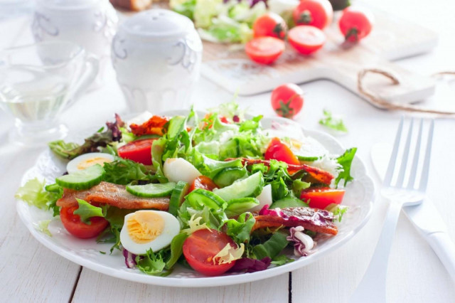 Salad with fried bacon and tomatoes