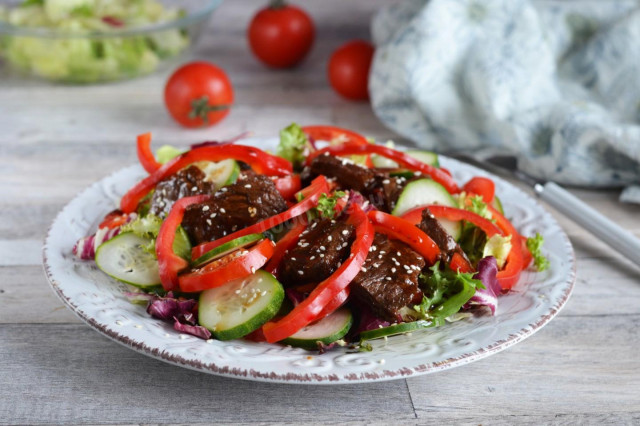 Grilled beef salad with sesame seeds and pepper