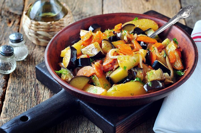 Fried potatoes with eggplant