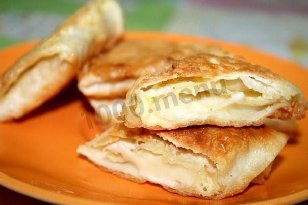 Fried pita bread envelopes with mayonnaise and cheese