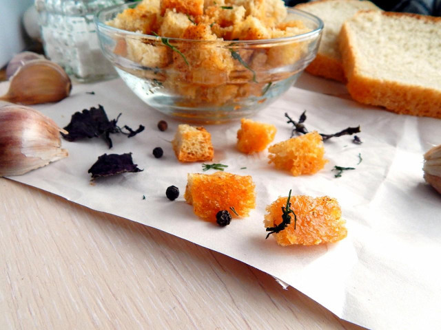 Fried white croutons with paprika and garlic