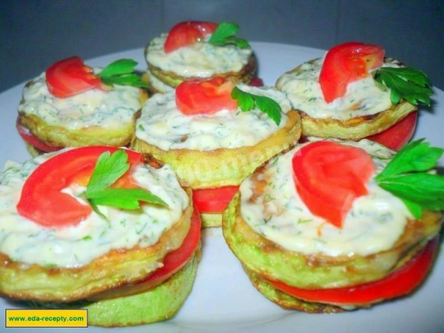 Zucchini, fried with garlic, tomatoes and sour cream