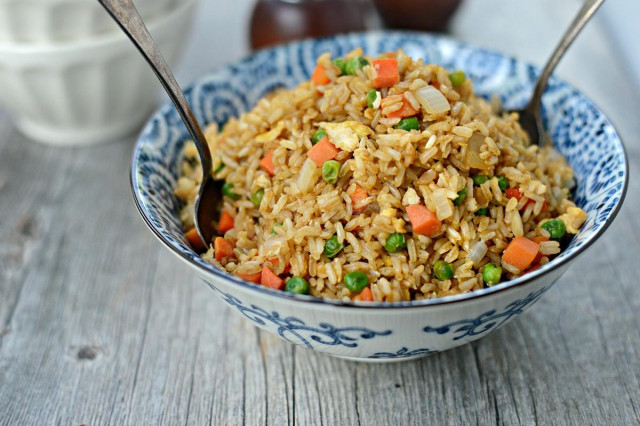 Thai fried rice with egg, carrots and green peas