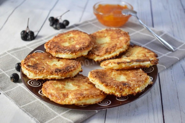 Cheesecakes with semolina and cottage cheese fried in a frying pan