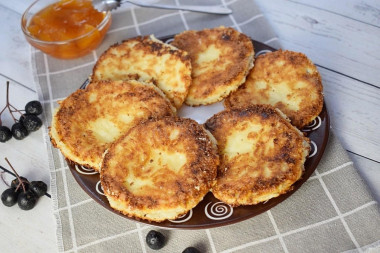 Cheesecakes with semolina and cottage cheese fried in a frying pan
