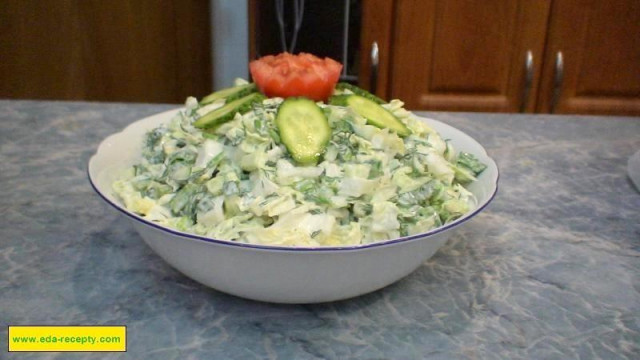 Green cucumber salad with onions