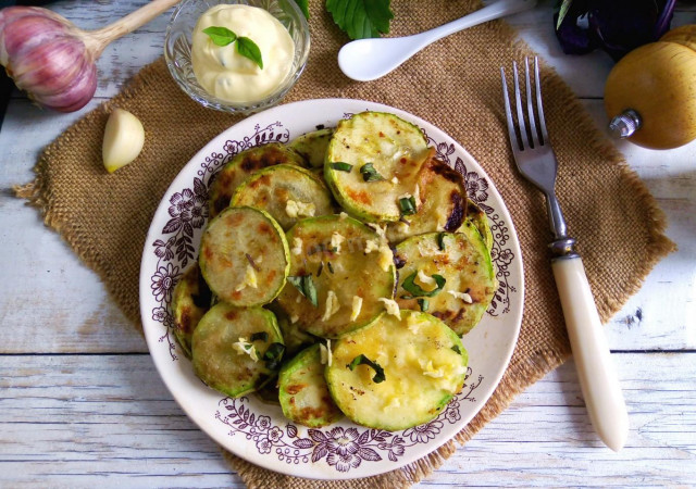 Fried young zucchini with mayonnaise and garlic sauce