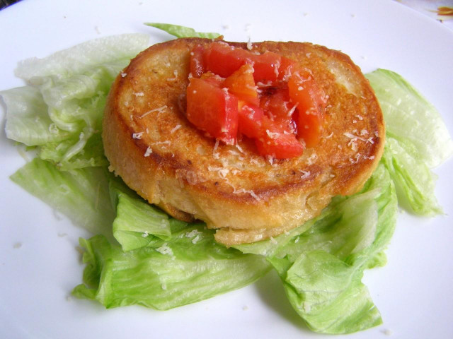 Fried sandwiches with tomatoes and cheese