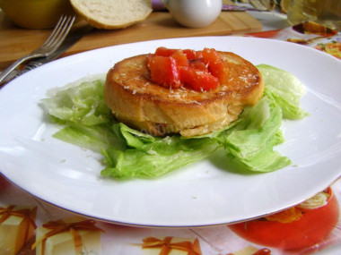 Fried sandwiches with tomatoes and cheese