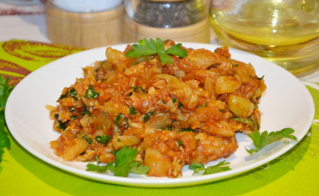 Zucchini fried with tomato paste