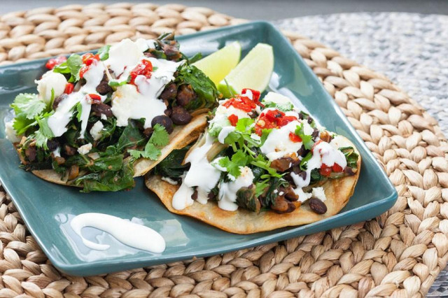 Black beans and chard fried with tortillas