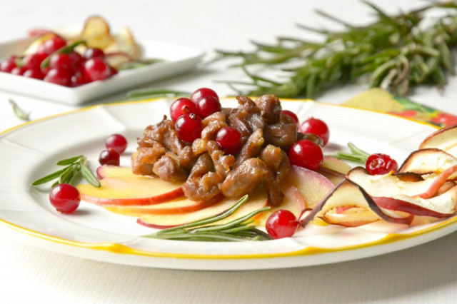Salad with fried duck, apples and cranberries