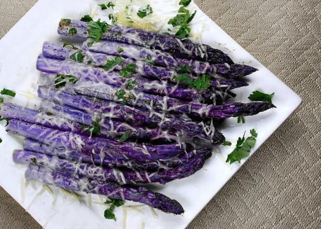 Fried purple asparagus with lemon and garlic