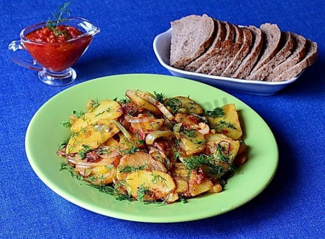 Fried potatoes with bell pepper