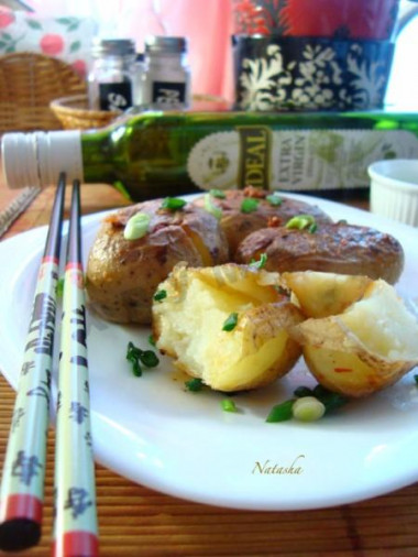 Fried potatoes with pepper and salt