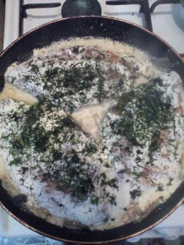 Crucians in sour cream with parsley