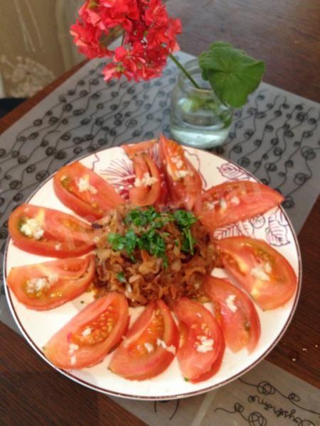 Fried cabbage with tomatoes and garlic