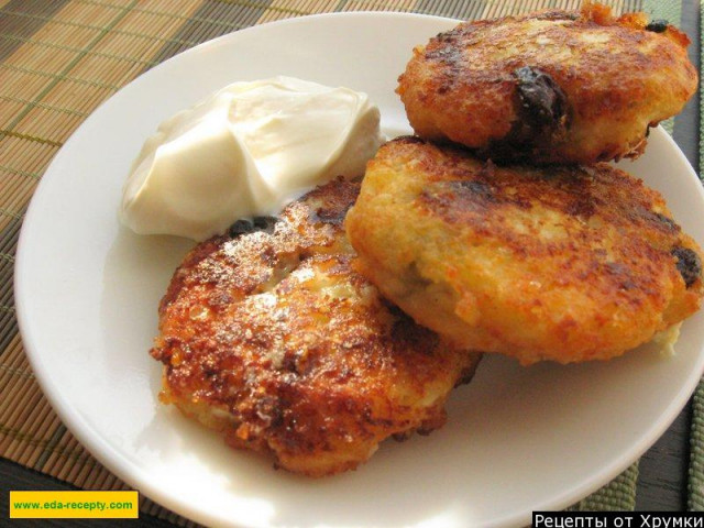 Cottage cheese cheesecakes fried with raisins