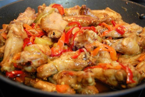 Fried chicken wings with bell pepper and soy sauce