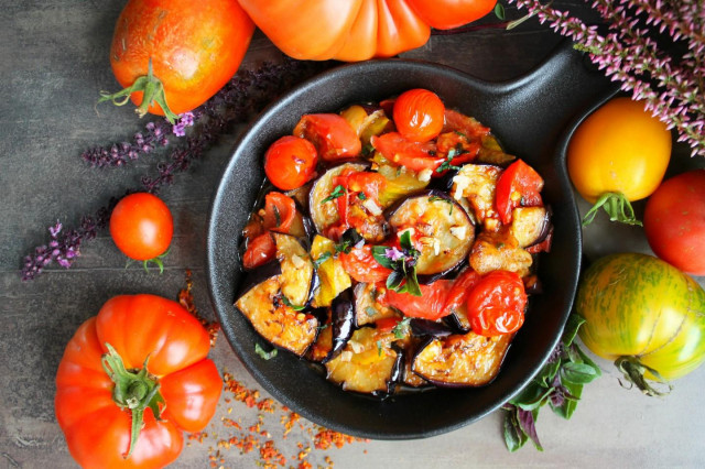 Eggplant in a frying pan with garlic and tomatoes quickly