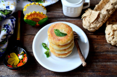 Fluffy cheesecakes with semolina in a frying pan