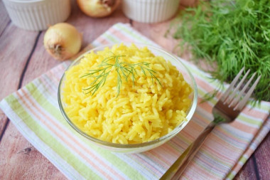 Rice with onions to garnish