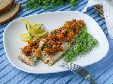 Mackerel with onions and carrots baked in the oven